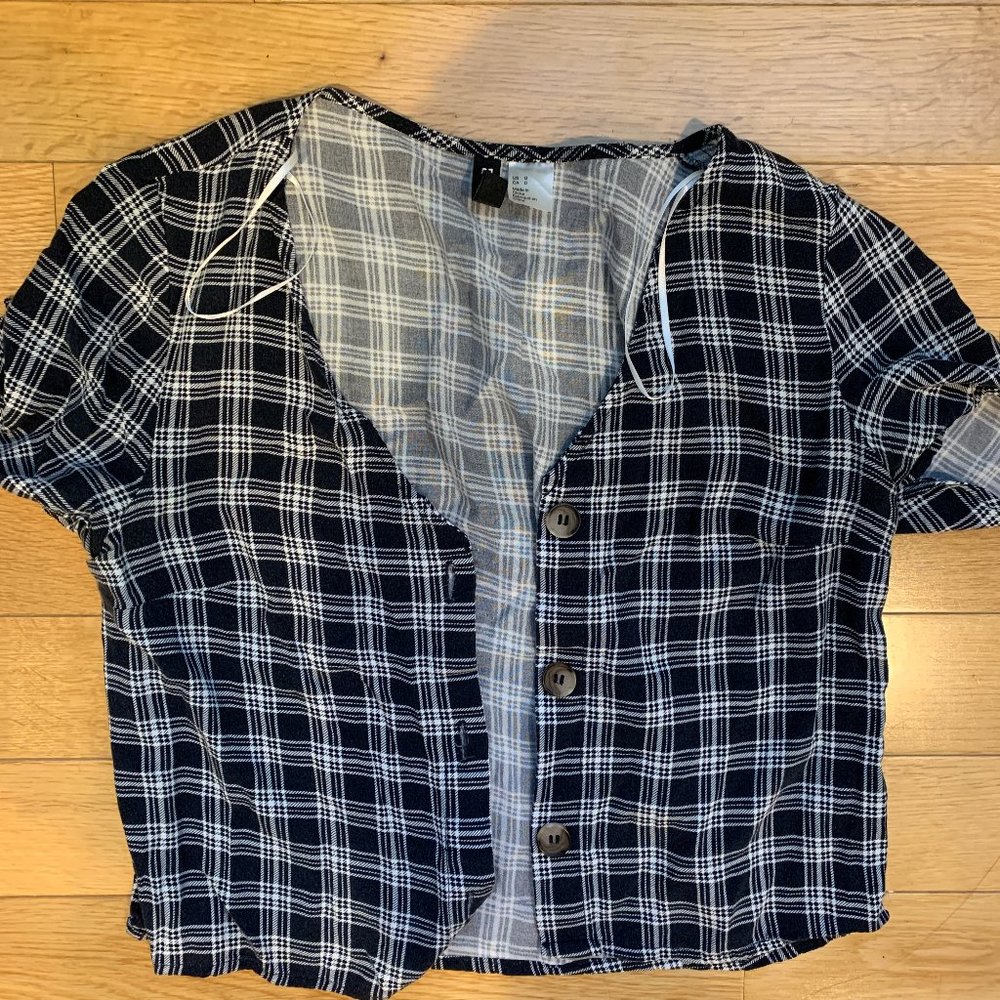 Size 0 H&M Cropped Button Up Black and White Top